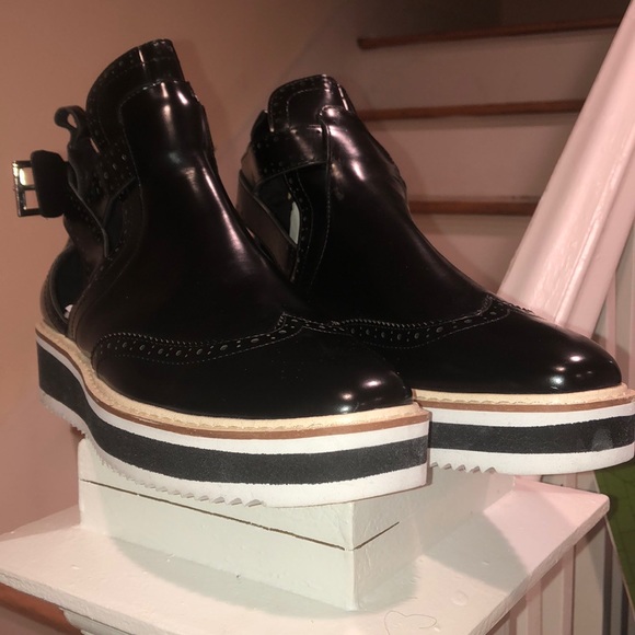 Women’s shoe - Picture 2 of 2